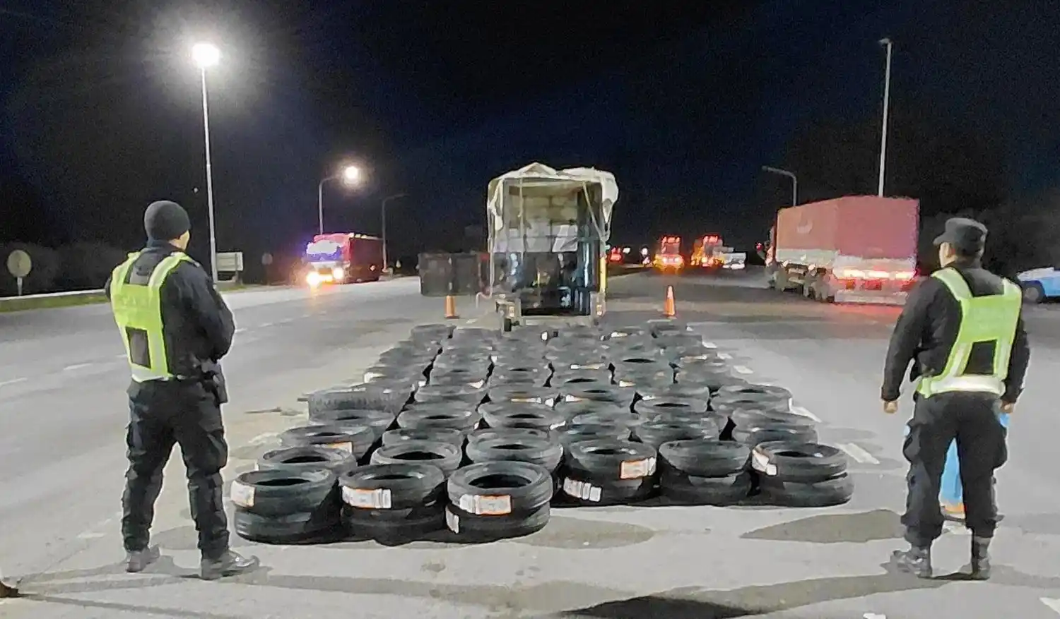 APREHENDIERON A TRES PERSONAS CON MÁS DE 200 CUBIERTAS SIN DOCUMENTACIÓN Y UNA DE ELLAS HABRÍA INTENTADO SOBORNAR A LA POLICÍA