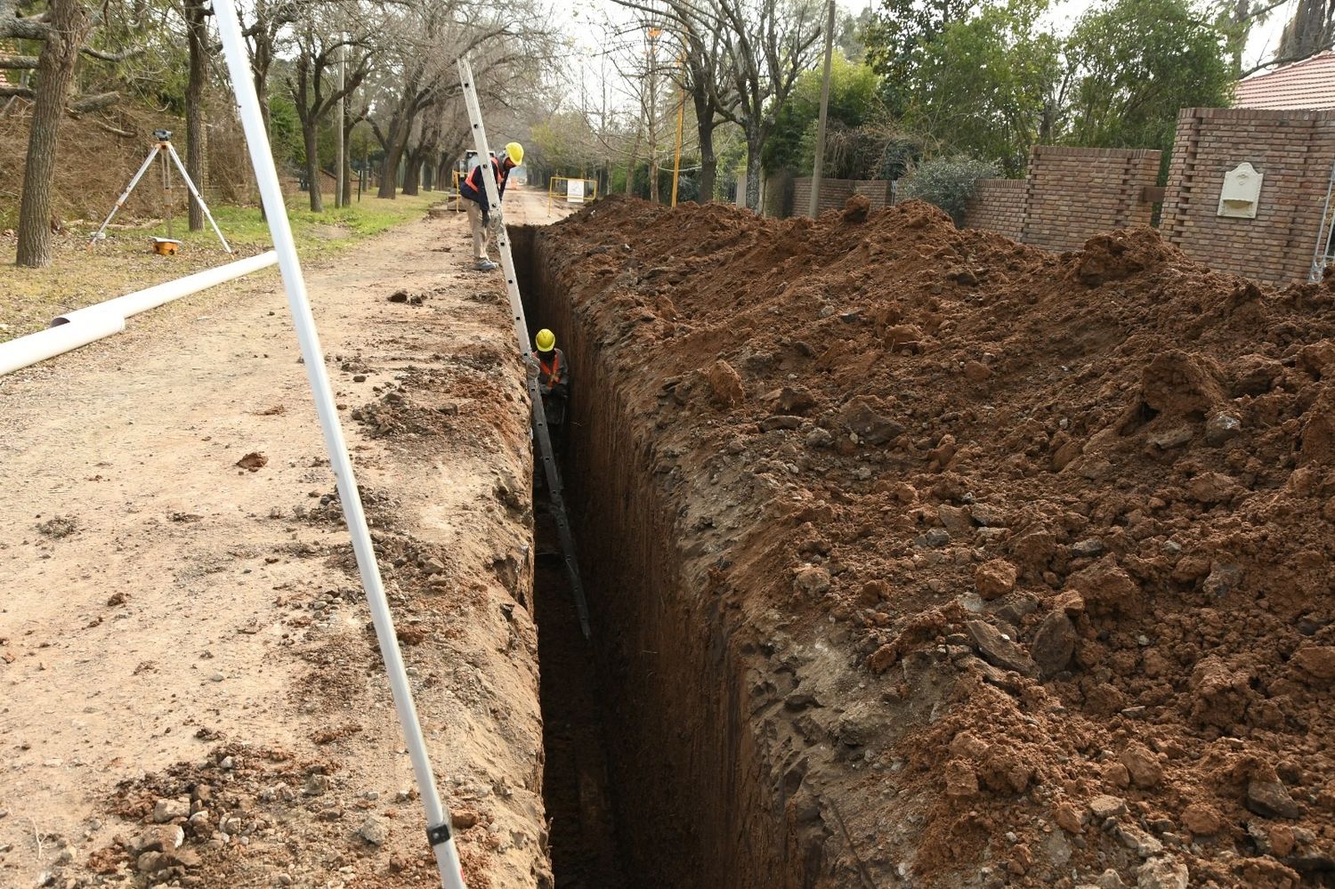 Bernarte supervisó avance de obra de cloacas en barrio Las Rosas y el loteo Casonas del Bosque