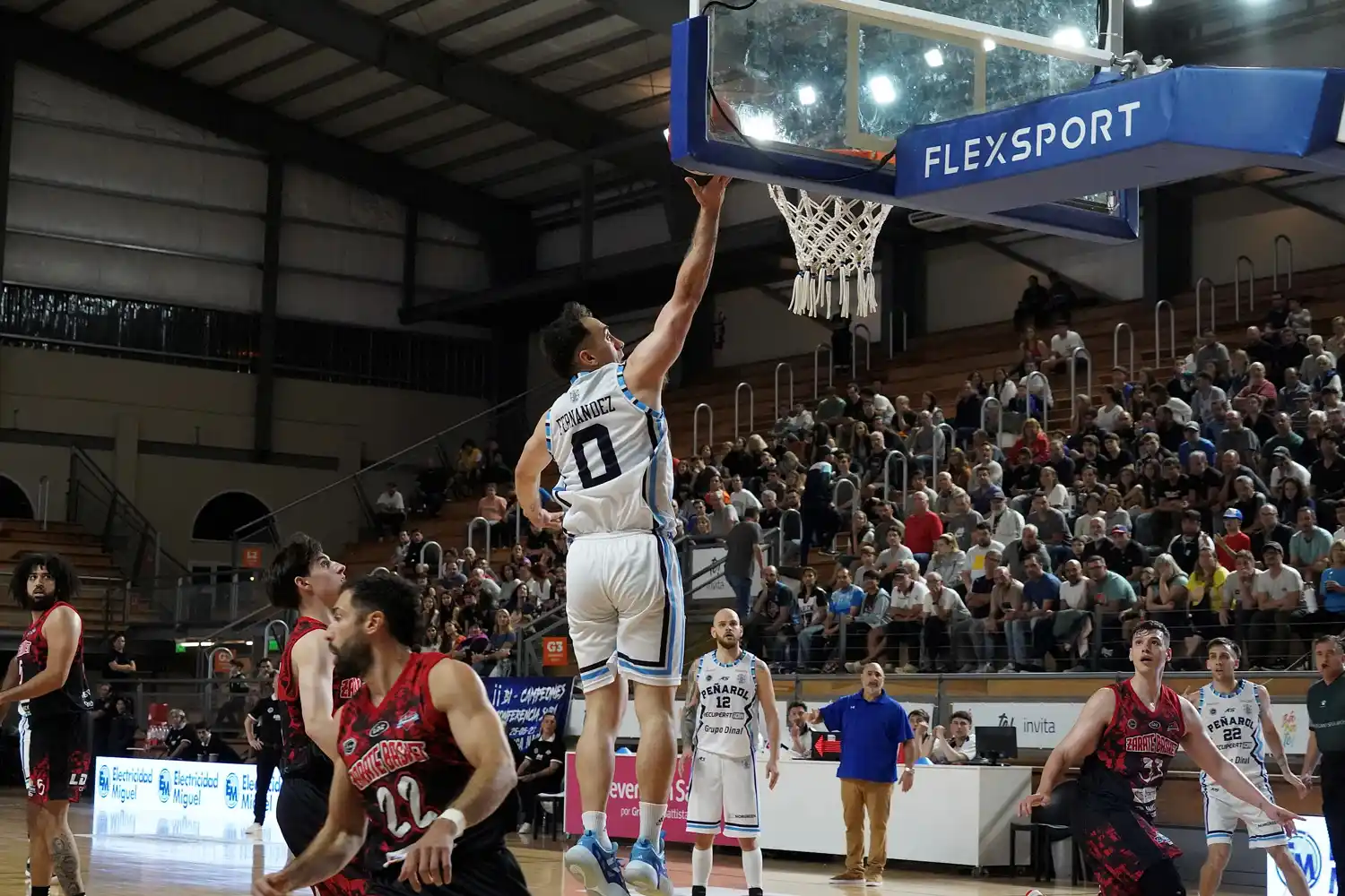 Víctor Fernández dejando la bandeja en el aro rival. (Foto: Prensa Zárate)