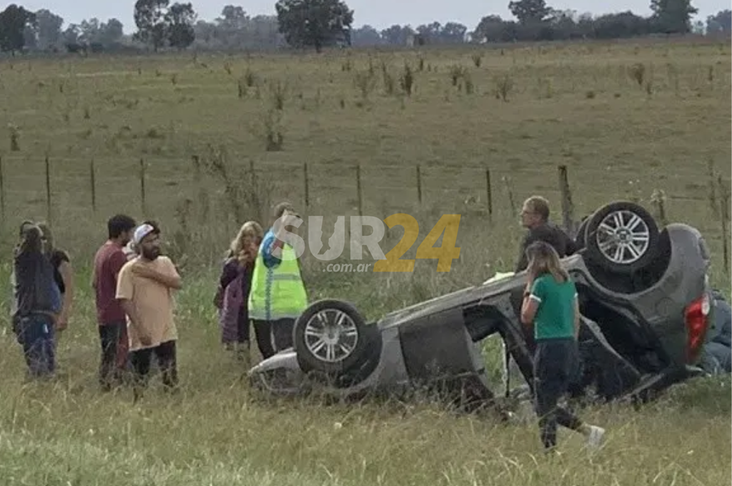 Intentó evadir un control escapando por la banquina y terminó volcando