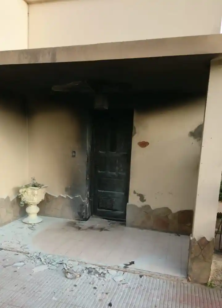 Prenden fuego el frente de una vivienda de barrio Centro