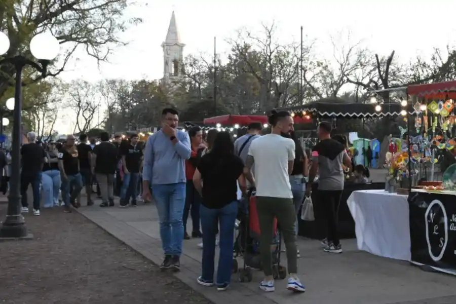 Este fin de semana, se realizó una nueva edición de Plaza Feria, la cual se llevó a cabo desde las 16:30 en la Plaza 25 de Mayo con entrada libre y gratuita.