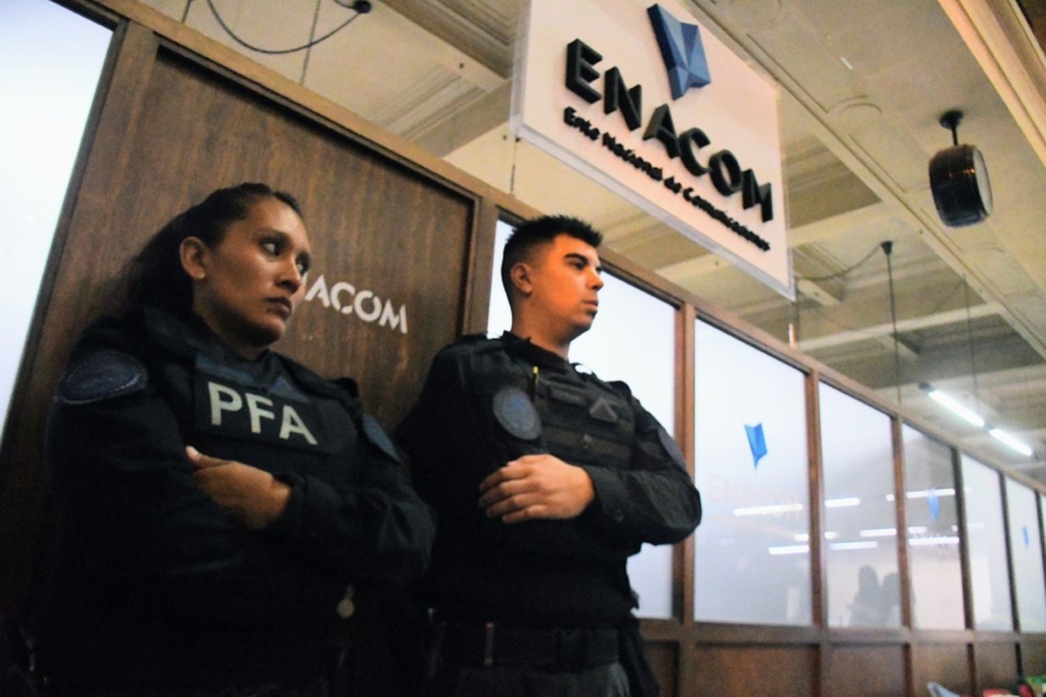 La policía desalojó a 30 empleados del Enacom Rosario que aseguran no haber recibido notificación de despido