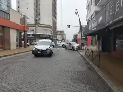 Una joven hospitalizada tras un fuerte choque en pleno centro