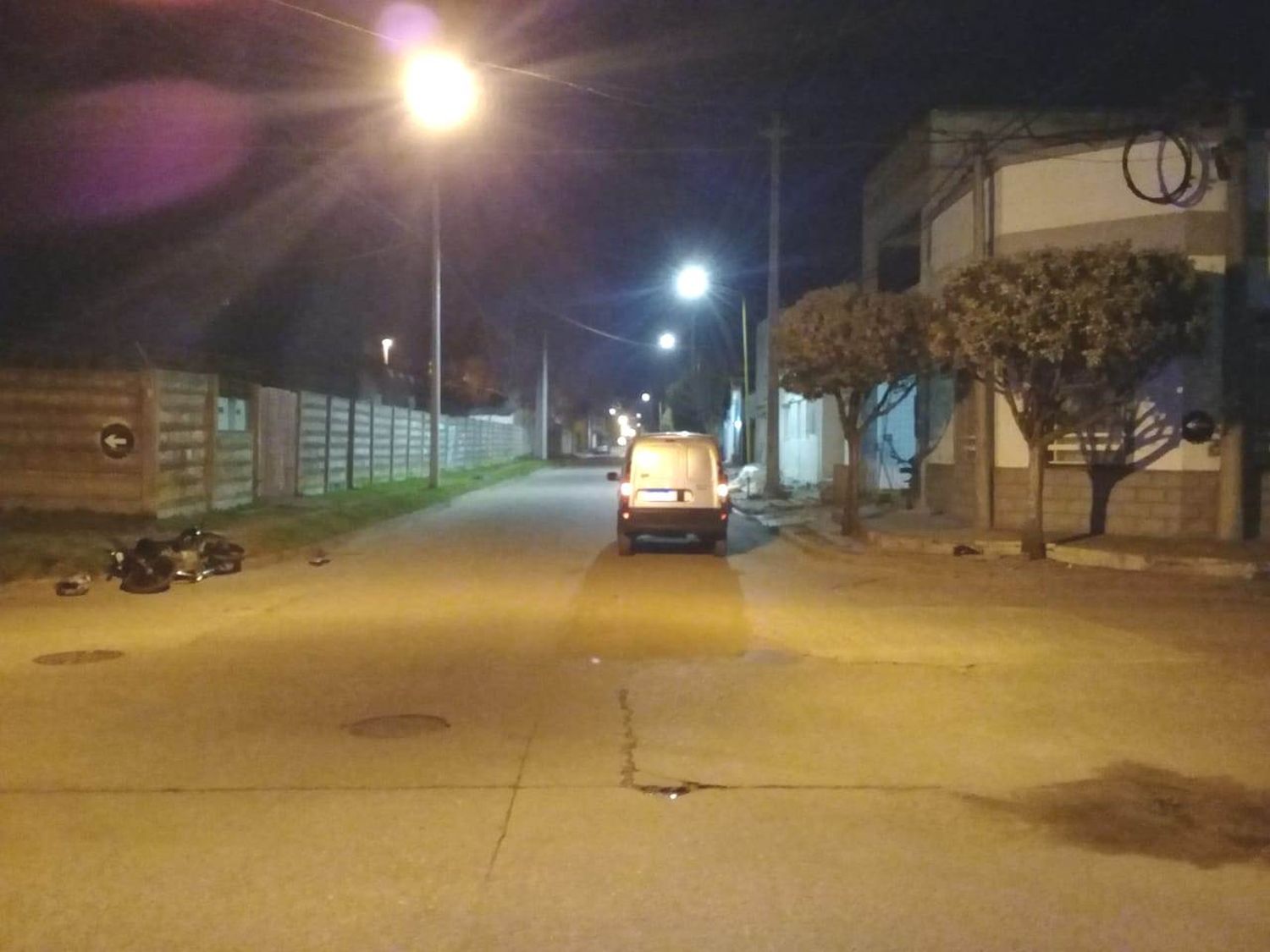 Choque entre moto y automóvil: un joven terminó con la muñeca y el tobillo fracturados