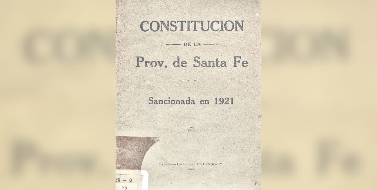 Portada de la Constitucion de la Provincia de Santa Fe sancionada en 1921, impresa en los talleres graficos de El Litoral en 1932. Crédito: Archivo.