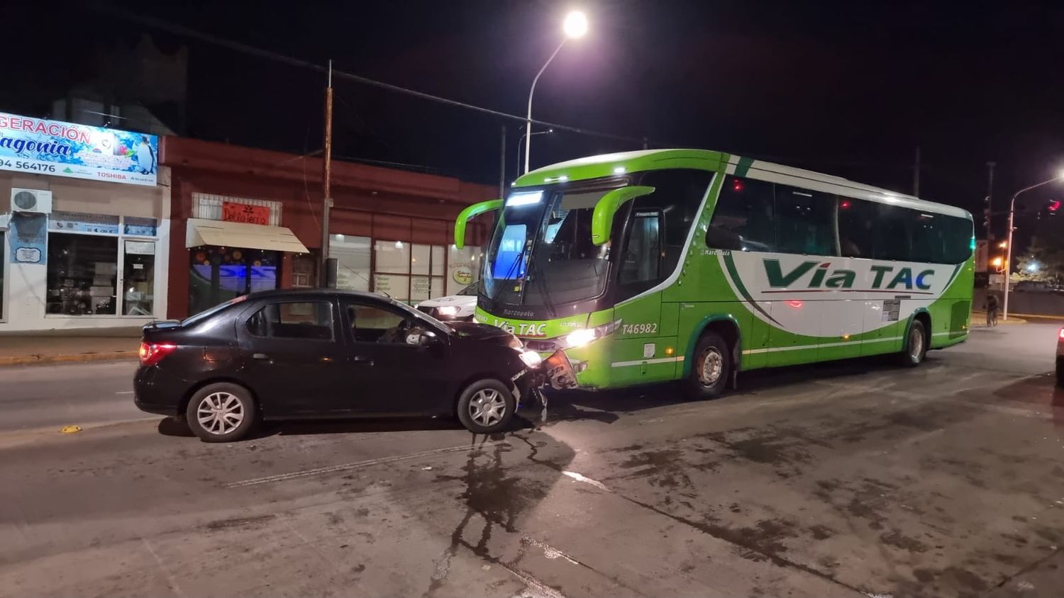 Un remis y un colectivo de larga distancia colisionaron a escasos metros de la Terminal