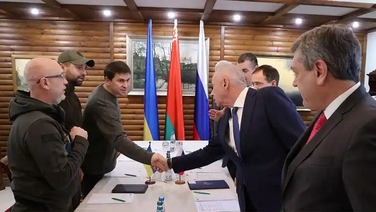 Ucrania y Rusia acuerdan un alto al fuego temporal para la creación de corredores humanitarios