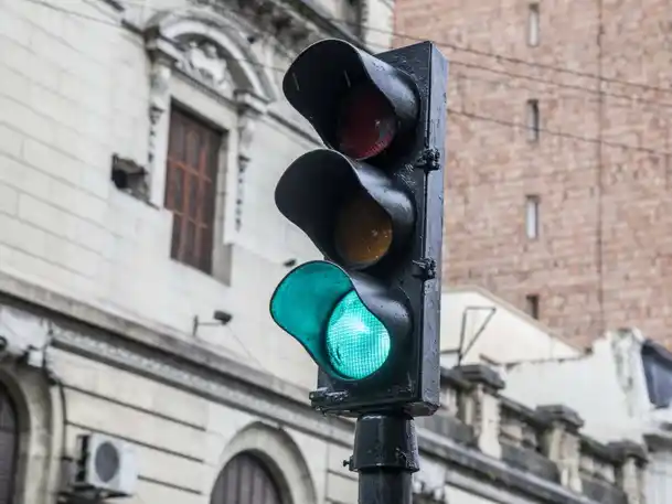 El municipio dio a conocer las ofertas de inversión para el nuevo sistema de semáforos inteligentes