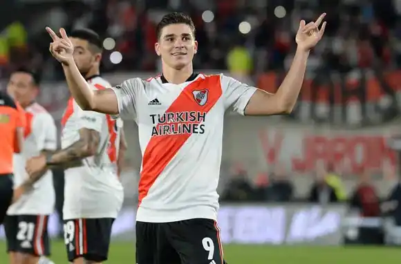 En una noche histórica y soñada de Julián Álvarez, River aplastó a Alianza Lima en el Monumental