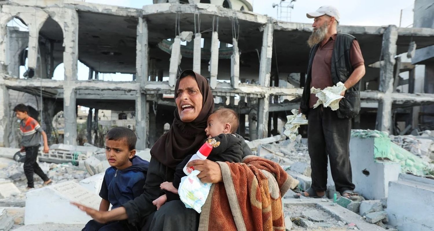 Reacciones de dolor y desesperación en la población palestina, tras ataque israelí que impactó en una mezquita de la zona de Deir Al-Balah, en la parte central de la Franja de Gaza.