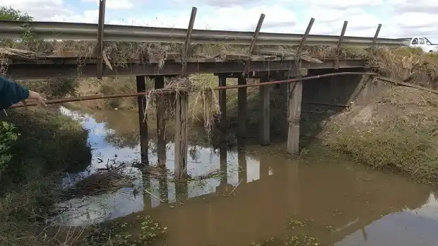 Evalúan estado de los puentes sobre arroyos que desbordaron 