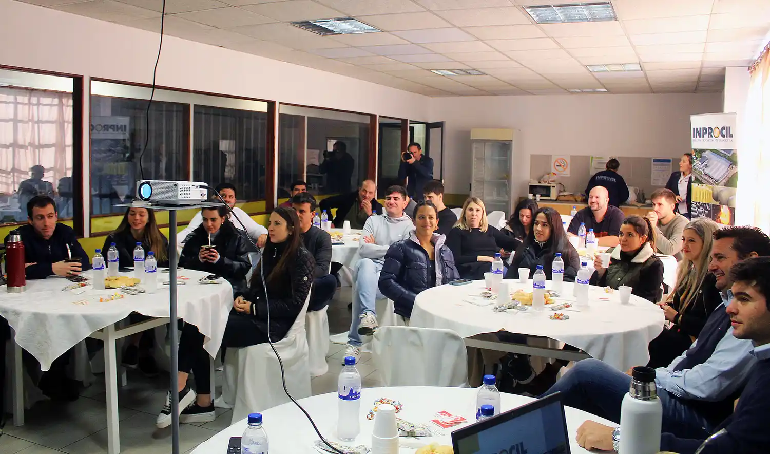 Más de 90 jóvenes empresarios del país visitaron dos industrias de nuestra ciudad