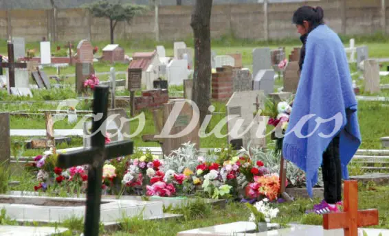 Visitar el cementerio, una tradición que se va perdiendo