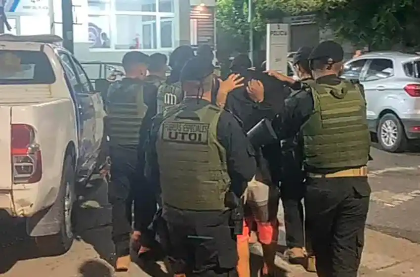 Lo atrapan a metros del Centenario: tenía un pistolón que se había usado en un robo en 1999
