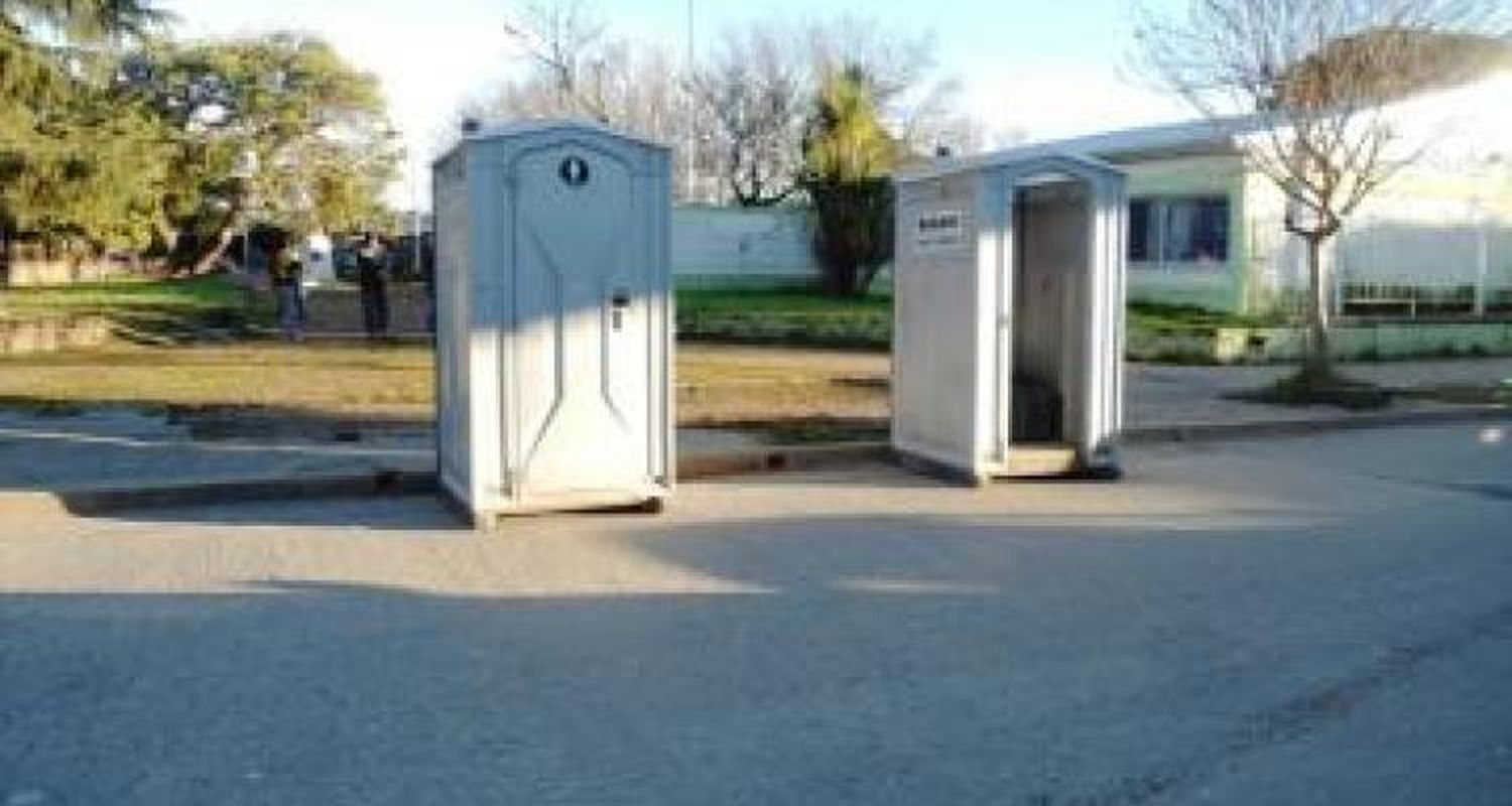 Escuela Nº7: Finalizó la limpieza de los baños químicos