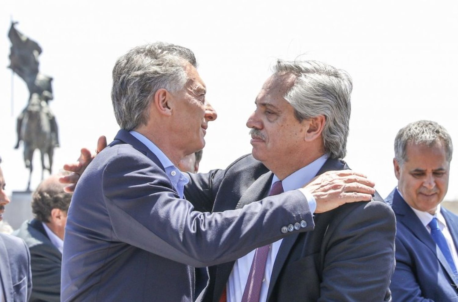 Entre abrazos y abucheos, Alberto Fernández y Macri compartieron una multitudinaria misa