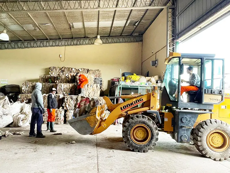 Carga. Del PET compactado en la planta de San Cayetano