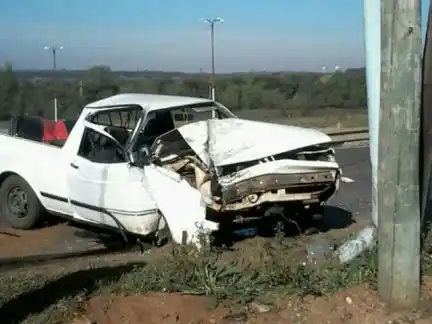Impactó contra una columna y quedó atravesado sobre un puente