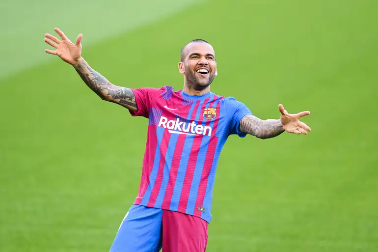 "Huele a títulos", dijo Dani Alves al volver al Camp Nou