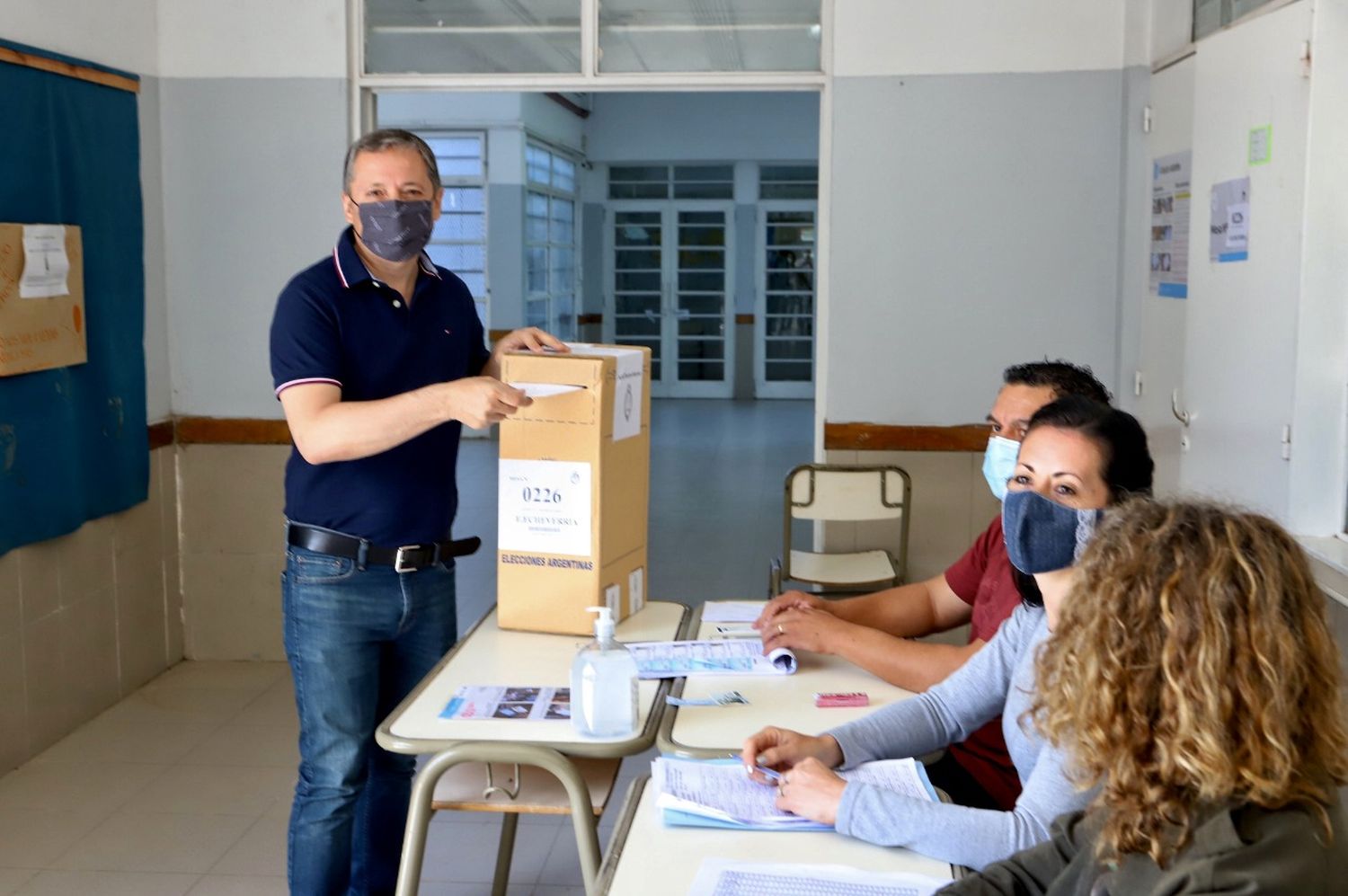 Votó Gray y destacó: "Una nueva jornada democrática muy importante"