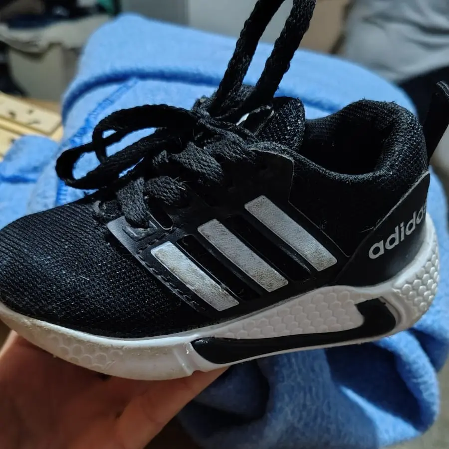 Buscan zapatilla de niño extraviada
