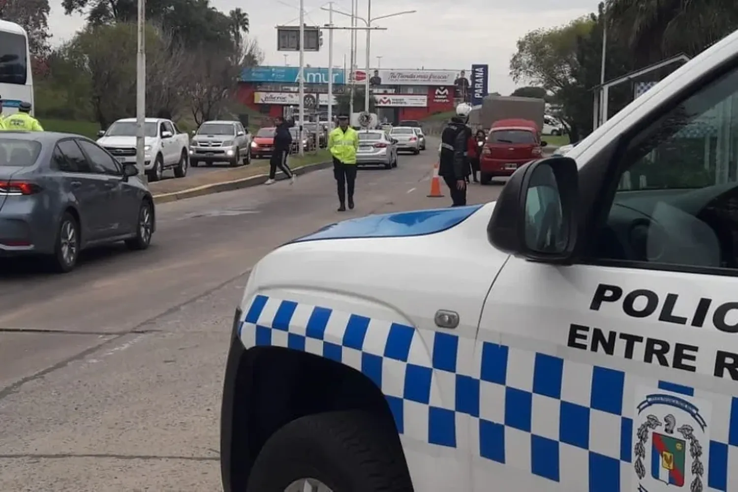 Los manifestantes implementaron esta modalidad de corte de tránsito en el acceso a Paraná, lo que generó retrasos y congestión vehicular en la zona. Se espera que esta situación se mantenga hasta el mediodía, según lo informado por las organizaciones sociales involucradas.