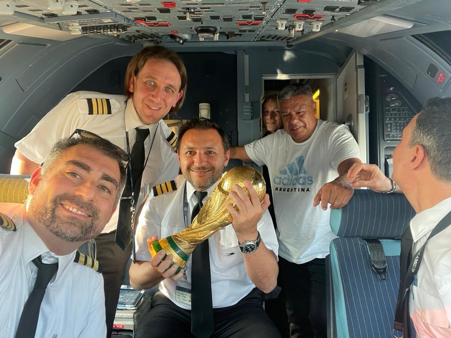 Argentina campeón: Un piloto olavarriense a cargo del vuelo de regreso al país