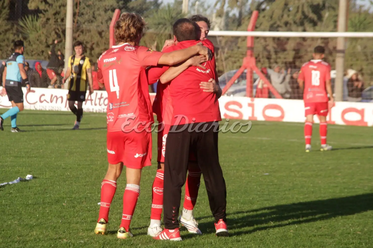 Festejo entre Juan Ignacio Marínez, Mateo Pérez y el ayudante técnico, Miguel "Mochi" Ibarguren