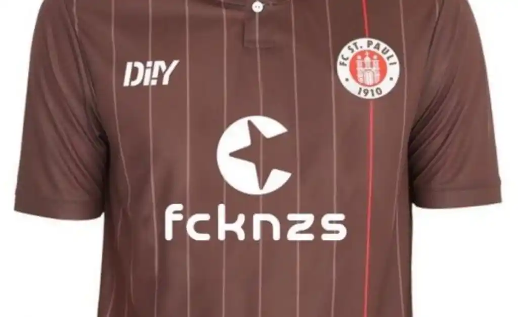 “Fcknzs”: la publicidad anti nazi de la nueva camiseta del St Pauli