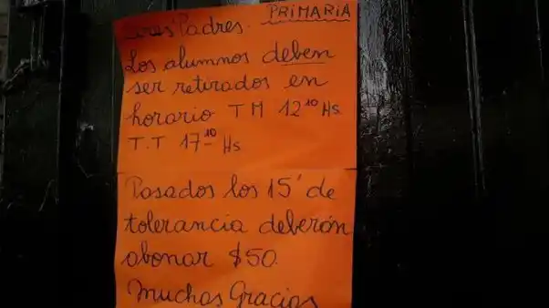 Florencio Varela: Escuela multa a padres que buscan tarde a sus hijos