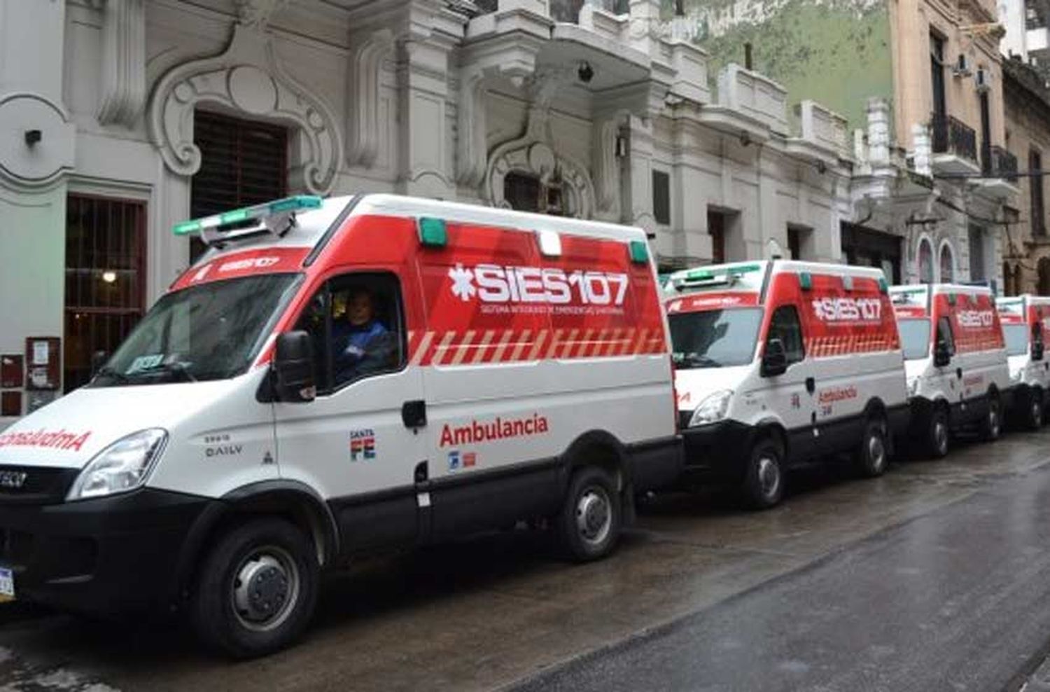 Un ciclista impactó contra un vehículo estacionado en Belgrano y San Juan