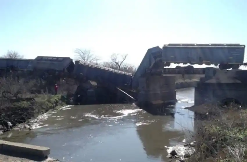 Se desplomó un puente ferroviario entre Acebal y Pavón y cayeron dos vagones de un tren