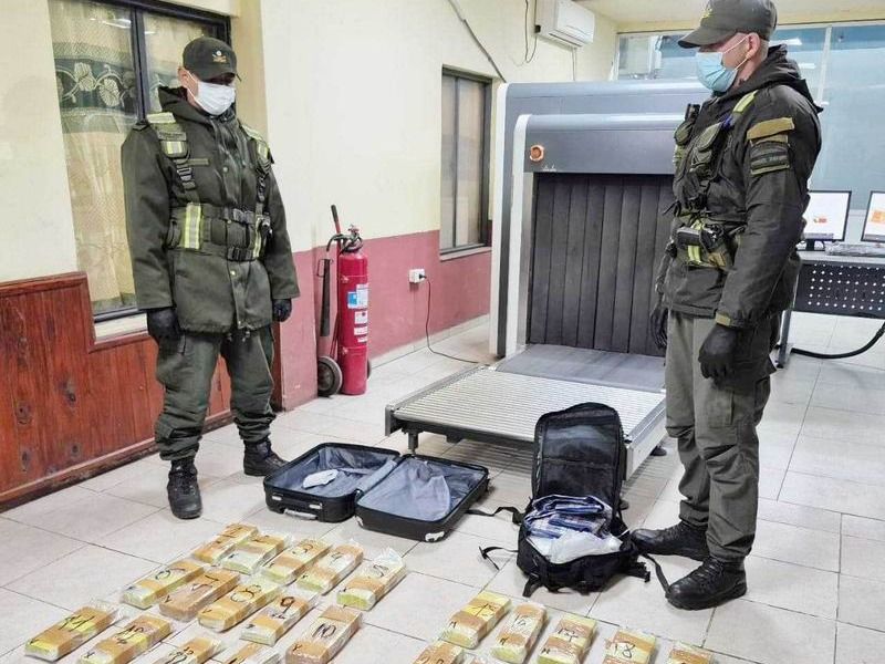 Detienen a pasajero con más de 20 kilos de marihuana