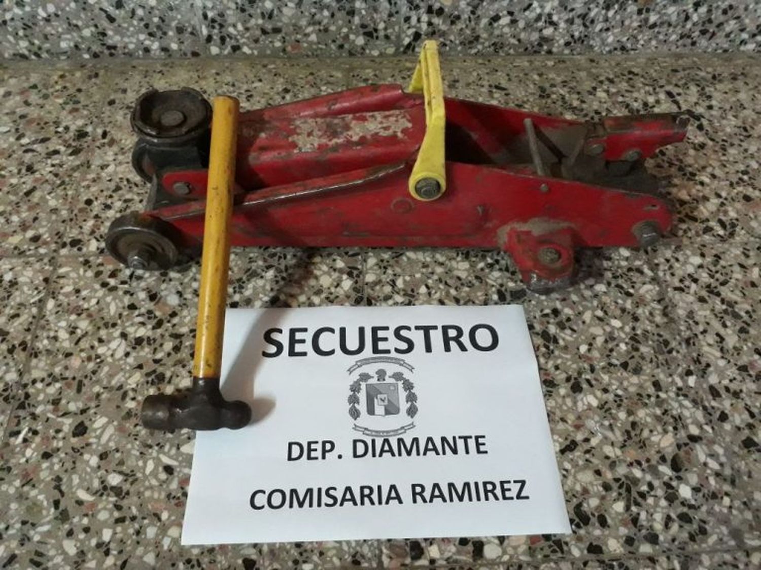 El vecino le sustrajo el gato hidráulico y un martillo