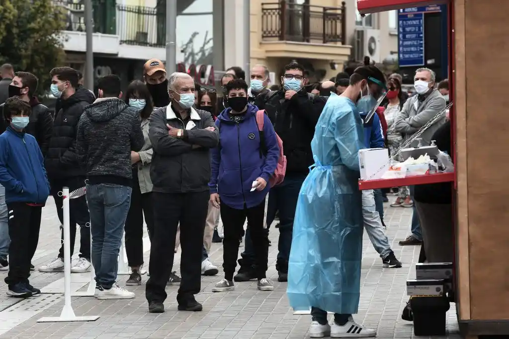 El Covid sigue en ascenso y el mundo clama por la vacuna