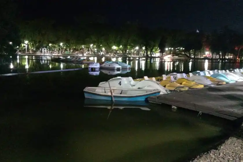 Demoraron a un grupo de menores que utilizó y dañó los botes del Laguito del Parque Independencia en plena madrugada
