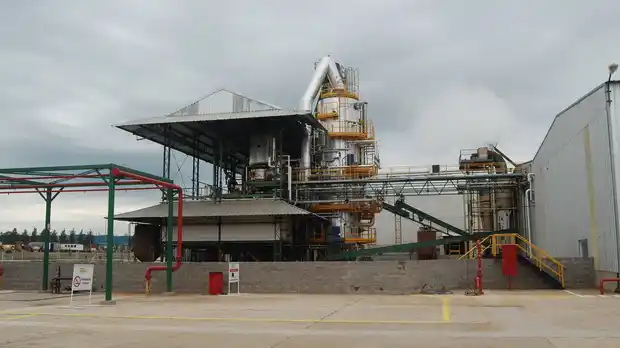 Un hombre murió al caer de una pasarela en una planta del Parque Industrial