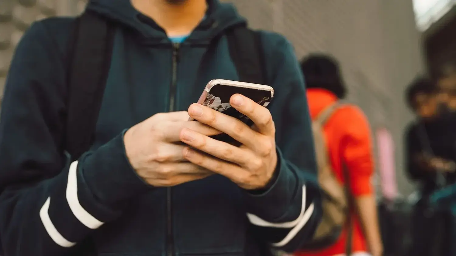 El trabajo analizó conductas vinculadas a plataformas como TikTok, Instagram, YouTube y WhatsApp