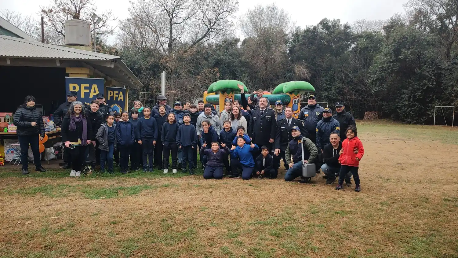 Docentes, padres y alumnos en la foto final junto a los agentes de la Policía Federal.
