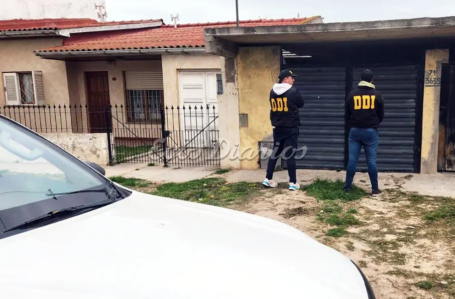 Personal. De investigaciones, en pleno desarrollo de la diligencia judicial y policial