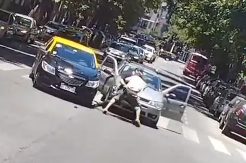Así fue la pelea entre un taxista y un conductor. (Foto: Captura de video)