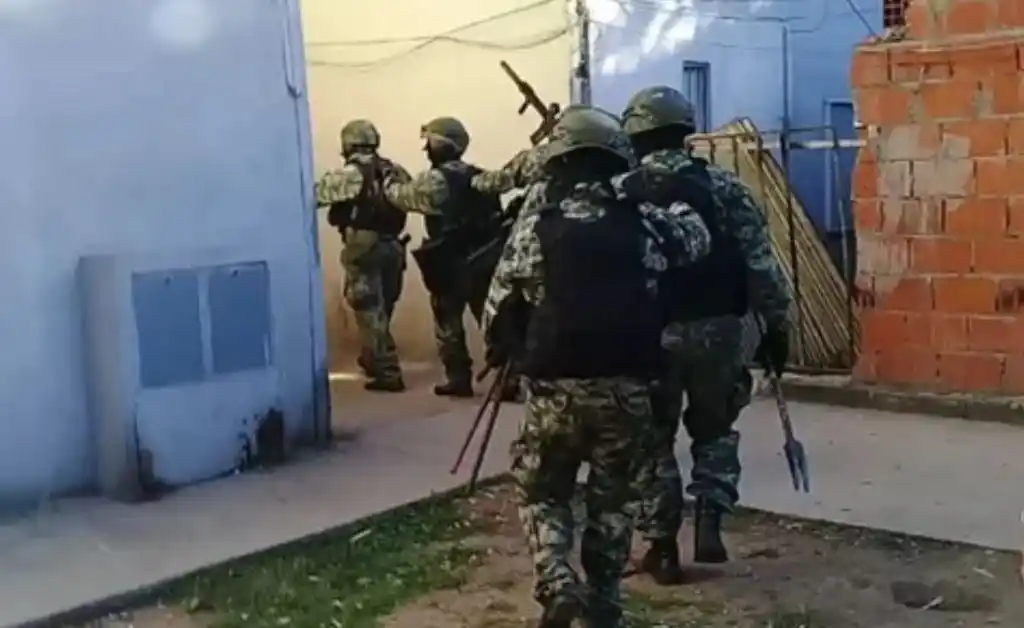 Múltiples allanamientos en Rosario: drogas, armas, dinero y 4 detenidos