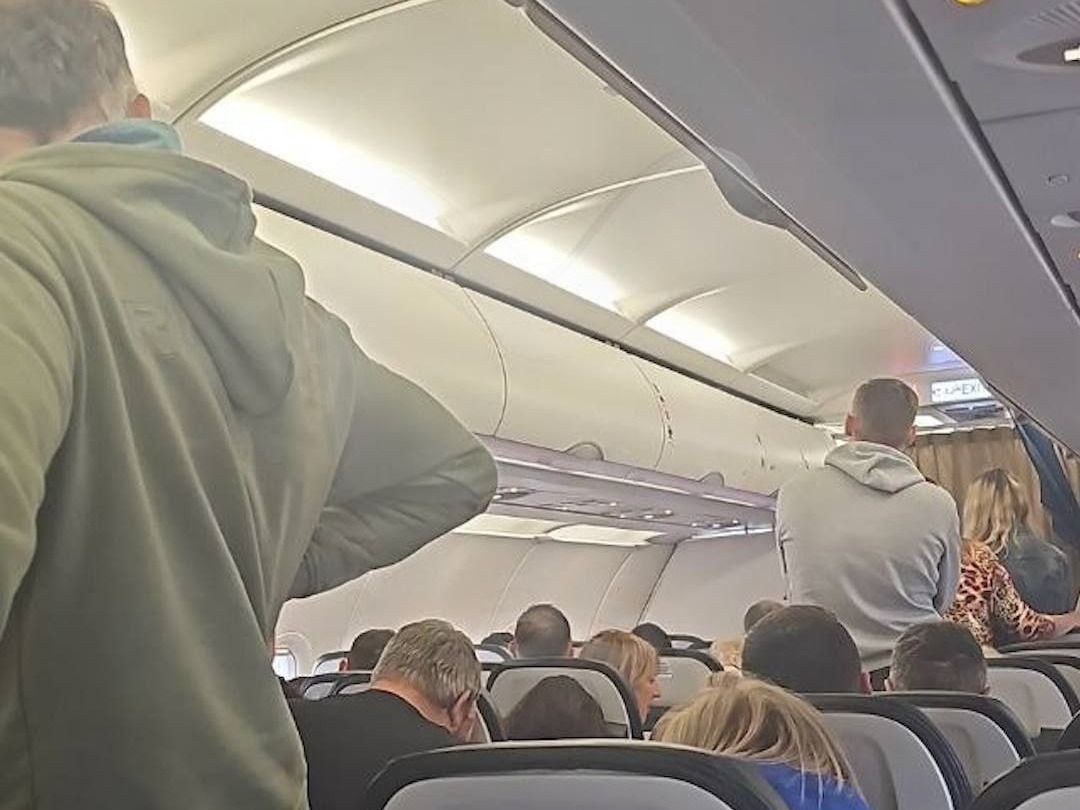 Niegan desembarque a pasajeros rusos de avión desviado a Polonia y deben dormir en el avión