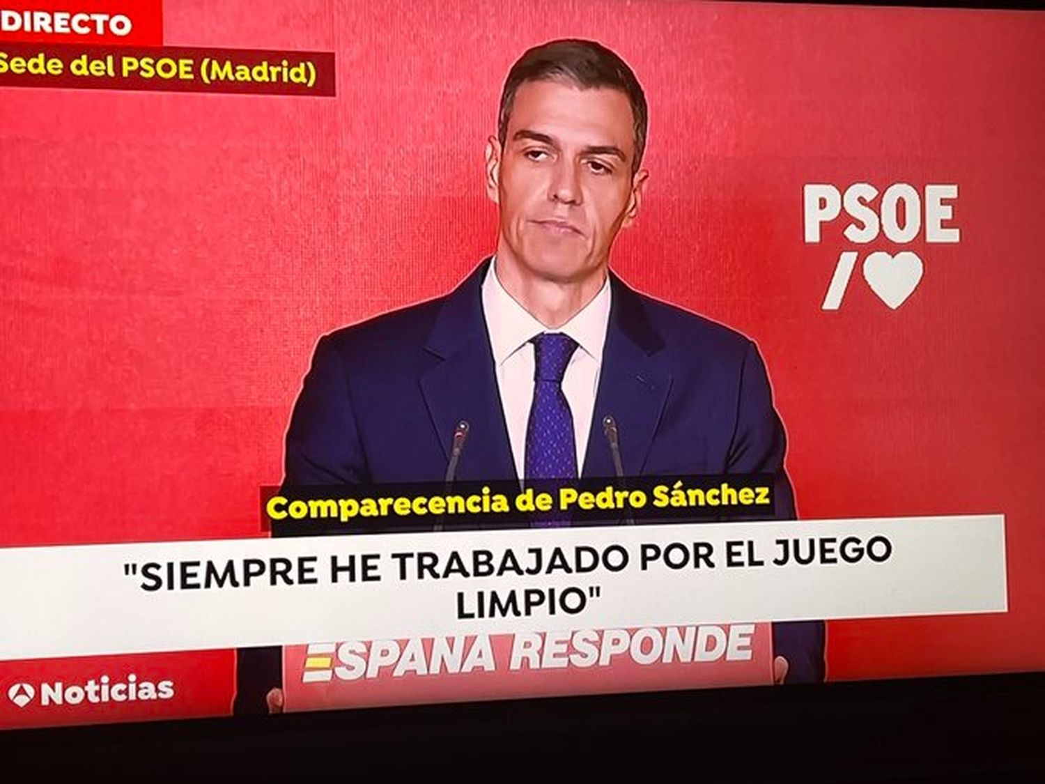 Por televisión. Sánchez habla desde la sede del PSOE esta tarde.