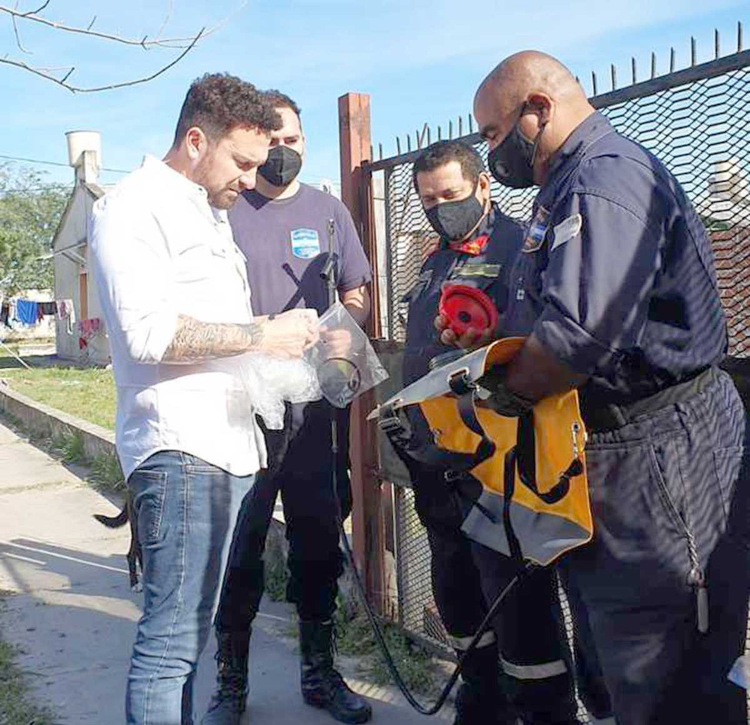 El concejal Ocampo entregó mochilas
forestales al Cuerpo de Bomberos