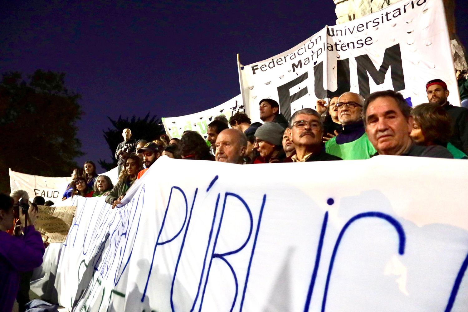 Mar del Plata marcha y reúne a varios sectores en una tarde que promete reclamos