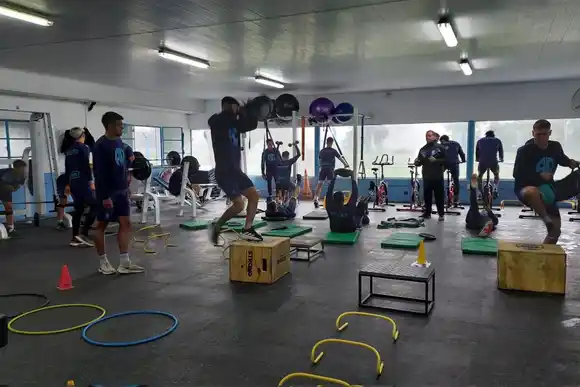 Atlético entrenó bajo techo y espera a su rival