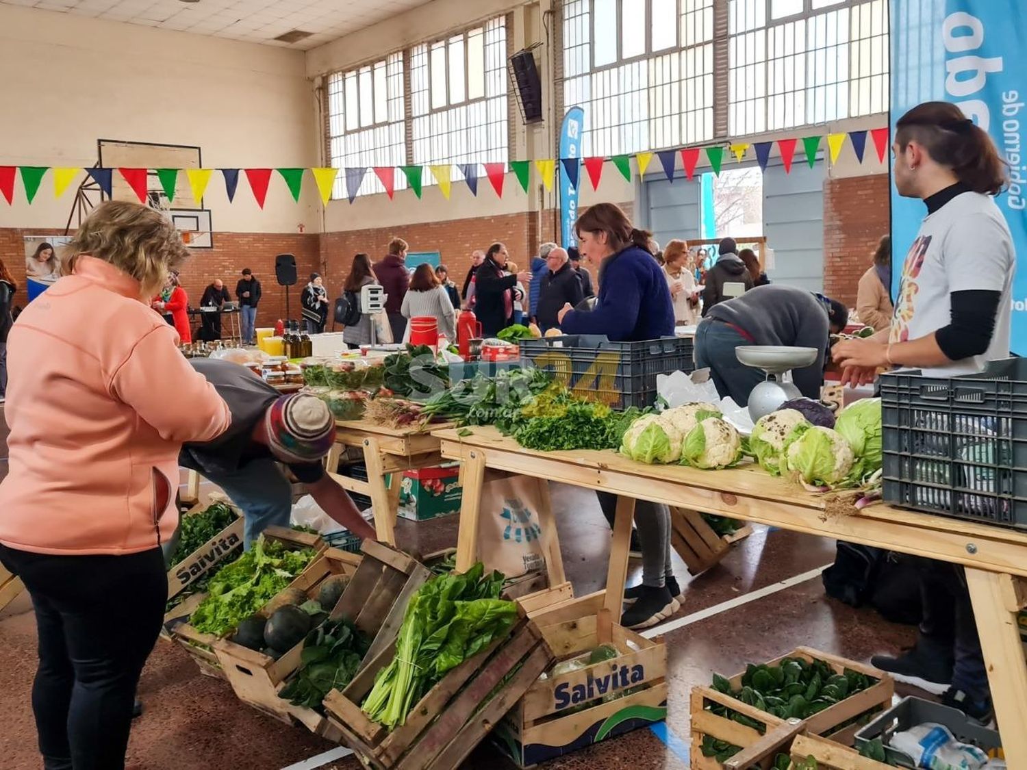 La feria municipal de los domingos se presentó en el gimnasio del Sagrado Corazón  