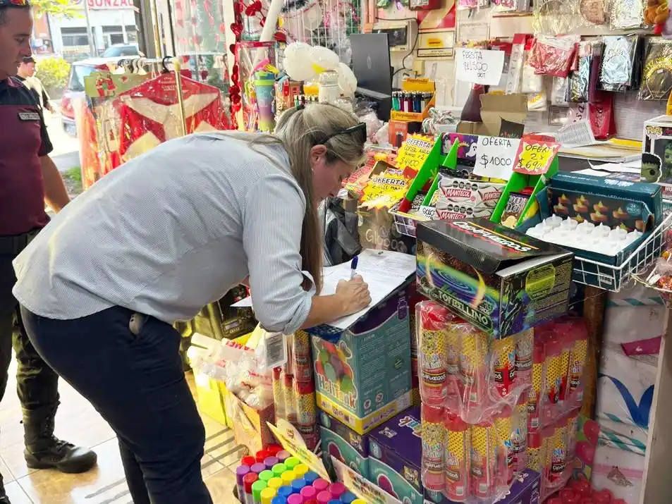 La municipalidad clausuró un local y decomisó pirotecnia por $10.000.000